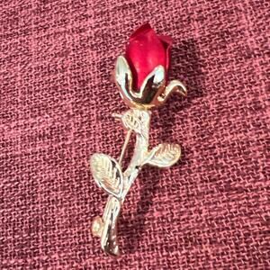NWOT Red 3D Rosebud Gold Tone Long Stem with Leaves Brooch Pin‎